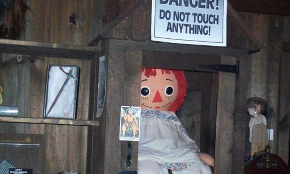 Búp bê Annabelle được cho là một trong những  đồ vật bị ma ám nổi tiếng thế giới. Annabelle là một trong những "tang vật" mà vợ chồng nhà ngoại cảm Ed và Lorraine Warren có được sau khi điều tra một vụ việc kỳ bí vào đầu những năm 1970.